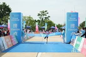 威利·梅斯在 1954 年那次著名的接杀，实际上背对着球跑了近 50 米