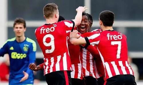 拉扯到右侧 拉扯到右侧