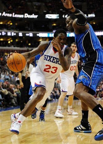 上海16连胜要终结？洛夫顿膝伤无缘战辽宁 李添荣+王哲林感冒吐了.